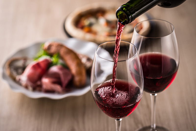 pairing-german-dishes-with-pouring-red-wine